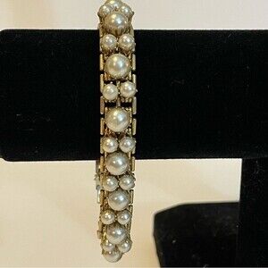 Vintage gold tone and faux pearl clasp bracelet. Prong setting.